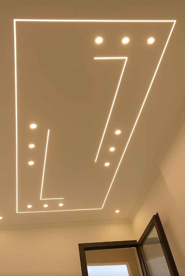 سقف جبس بورد فاخر بإضاءة LED مخفية في مجلس فيلا بتبوك